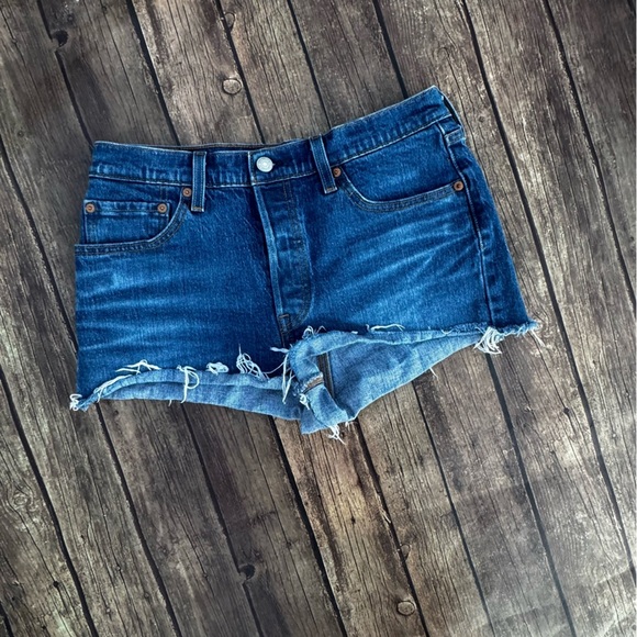 💙✨ Levi’s 501 High-Rise Cutoff Denim Shorts — Size 28 ✨💙 - Picture 2 of 3